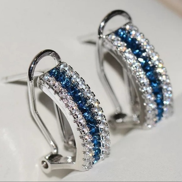 ¥ 18K WHITE GOLD BLUE WHITE DIAMOND OMEGA STUDS - Picture 1 of 4